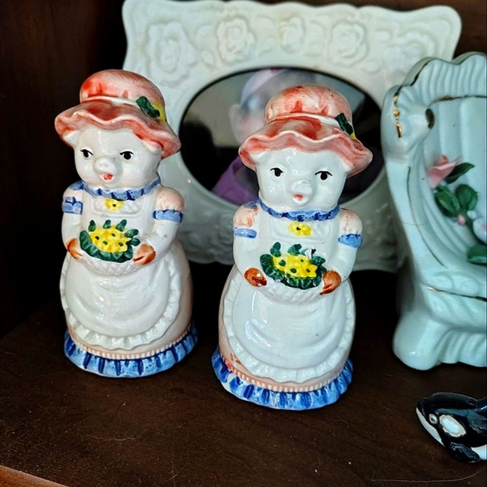 Glassware salt and pepper shakers. So cute 🥰